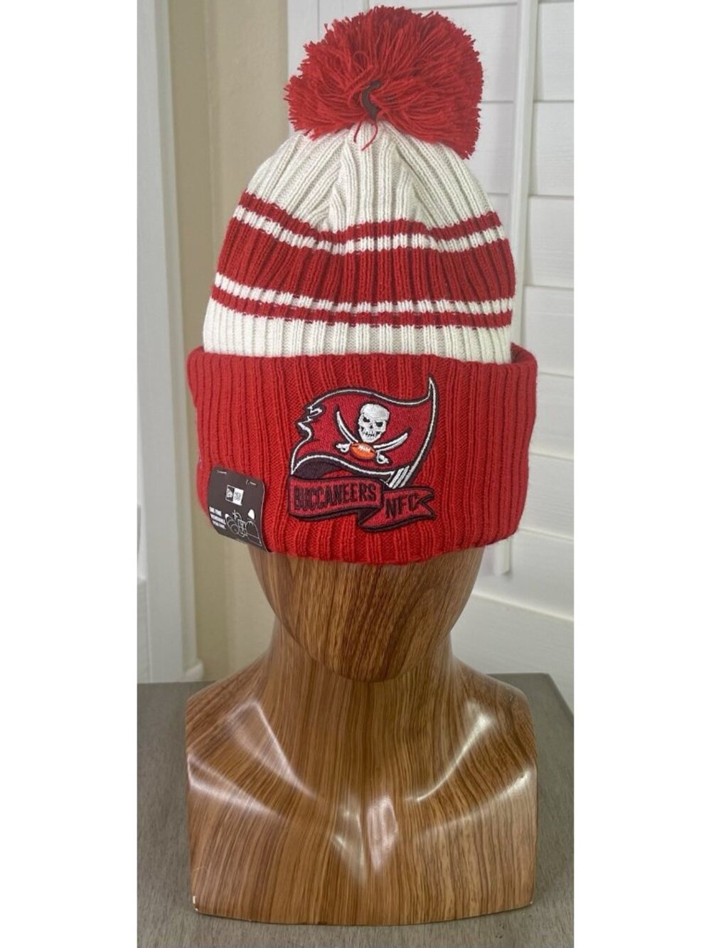 New Era NFL Tampa Bay Buccaneers Red/White Sideline Cuffed Pom Knit Beanie - NWT